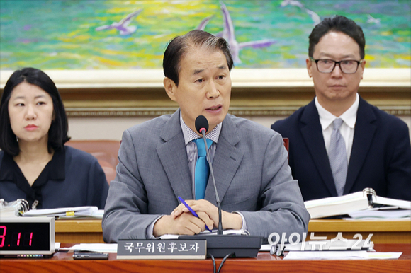 권오을 국가보훈부 장관 후보자가 15일 서울 여의도 국회에서 열린 국회 정무위원회 권오을 국가보훈부 장관 후보자 인사청문회에서 질의에 답변하고 있다. [사진=곽영래 기자]