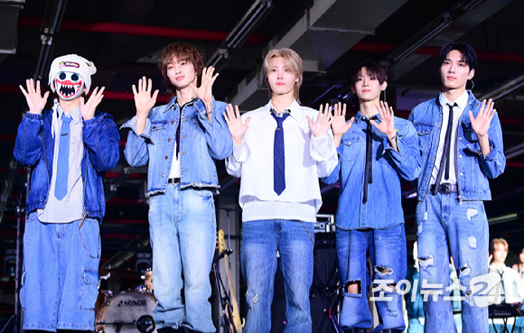 글로벌 밴드 하츠웨이브(hrtz.wav)가 9일 오후 서울 성동구 엑스팩토리 D동에서 열린 하츠웨이브 두 번째 미니앨범 'he Second Wave : MOMENTUM'(더 세컨드 웨이브 : 모멘텀) 발매 기념 쇼케이스에 참석하고 있다. [사진=정소희 기자]