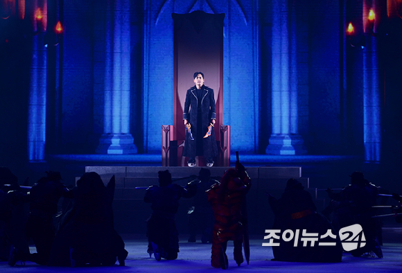 배우 이호원(호야)이 23일 오후 서울 목동아이스링크에서 열린 뮤지컬 '나 혼자만 레벨업 on ICE' 프레스콜에서 열연하고 있다. [사진=정소희 기자]