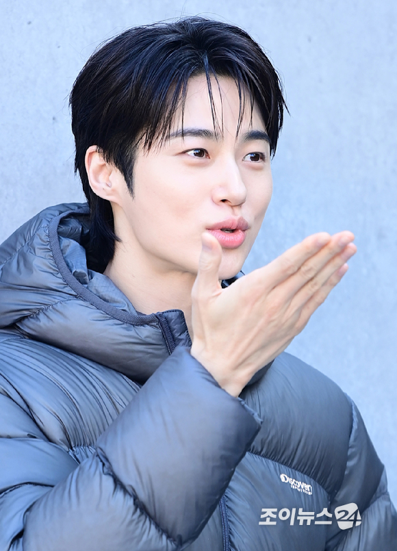 배우 변우석이 23일 오후 서울 성동구 코사이어티 서울숲에서 진행된 DISCOVERY WINTER BASE CAMP 포토콜 행사에 참석하고 있다. [사진=정소희 기자]