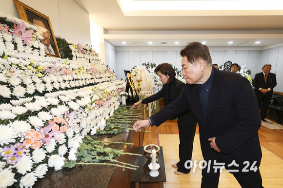 나경원 국민의힘 의원이 29일 서울 종로구 서울대학교병원 장례식장에 마련된 고 이해찬 전 국무총리의 빈소에서 조문을 하고 있다. [사진=사진공동취재단]
