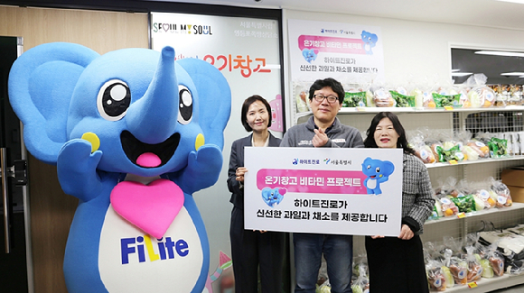 지난 24일 영등포 쪽방촌 '온기창고' 3호점에서 하이트진로와 박월진 서울시 자활지원과 과장(오른쪽), 김형옥 영등포 쪽방사무소 소장(가운데) 등이 참석해 전달식을 진행했다. [사진=하이트진로]