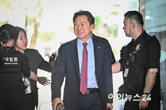 김건희 여사에게 선거 지원 대가로 260만원대 로저비비에 가방을 선물한 혐의로 기소된 김기현 국민의힘 의원이 22일 서울 서초구 서울중앙지법에서 열린 공판에 출석하고 있다. [사진=사진공동취재단]