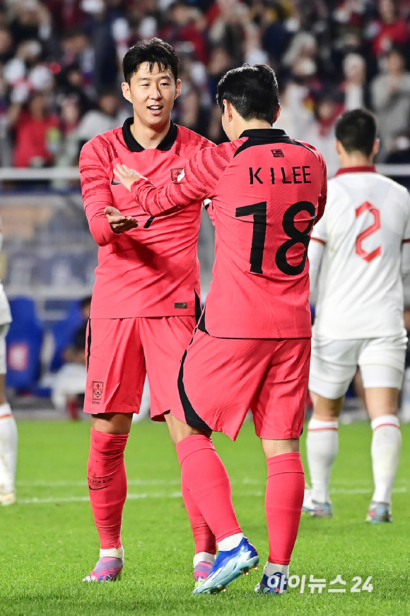 클린스만 감독이 이끄는 한국 축구대표팀은 지난해 10월 17일 수원월드컵경기장에서 열린 베트남과 평가전에서 6-0 대승을 거뒀다. 후반 한국 이강인 추가골을 넣은 뒤 손흥민과 기뻐하고 있다. [사진=곽영래 기자]