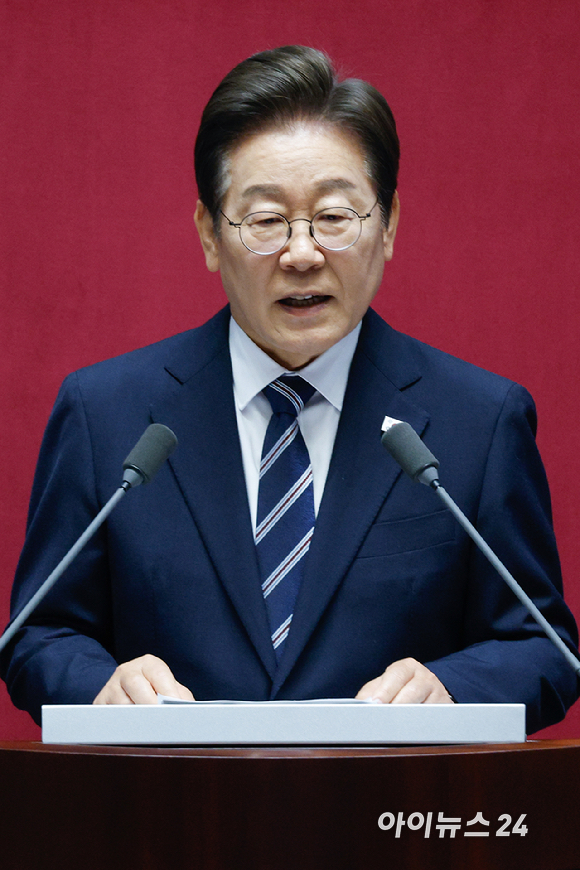 이재명 대통령이 26일 오전 서울 여의도 국회에서 열린 제426회국회(임시회) 제2차 본회의에서 2025년도 제2회 추가경정예산안에 대한 정부의 시정연설을 하고 있다. [사진=국회사진기자단]