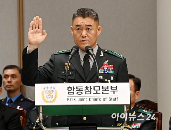 한기성 전 육군 제1군단장이 8일 오후 서울 용산구 국방부에서 열린 국회 국방위원회의 합동참모본부에 대한 국정감사에서 증인 선서를 하고 있다. [사진=곽영래 기자]