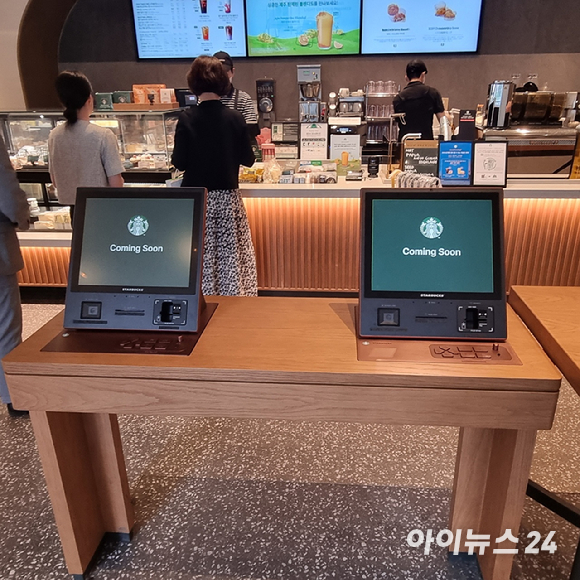 24일 서울 광화문 인근 스타벅스 무교동점에 설치된 키오스크. [사진=전다윗 기자]