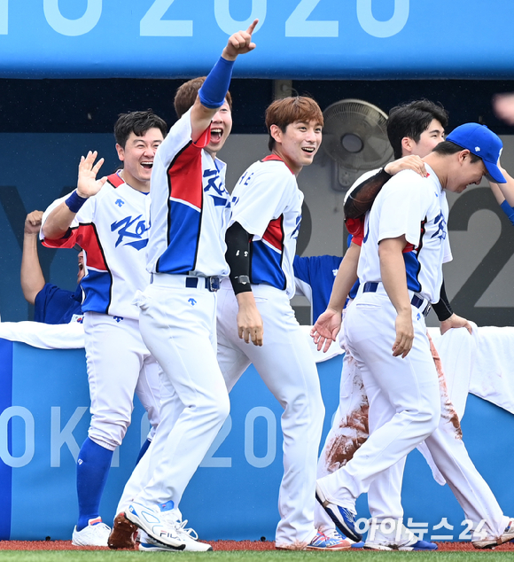 7일 일본 가나가와현 요코하마 스타디움에서 2020 도쿄올림픽 야구 한국과 도미니카공화국의 동메달결정전이 펼쳐졌다. 한국 야구대표팀이 5회말 2사 1,2루 1타점 적시타를 날린 강백호를 향해 환호하고 있다.