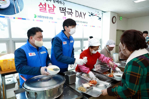 8일 울산 동구종합사회복지관에서 HD현대중공업 임직원들이‘특식 데이’ 봉사활동을 하고 있다. [사진=HD현대중공업]