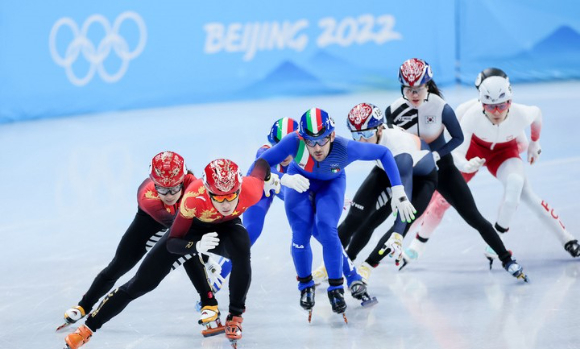 한국 쇼트트랙대표팀이 5일 열린 2022 베이징동계올림픽 혼성계주 2000m 준준결승(예선전) 1조에서 경기를 치렀다. 쇼트트랙대표팀은 이날 첫 메달 획득 기대를 높였으나 조 3위에 그치면서 준결승에 오르지 못했다. [사진=뉴시스]