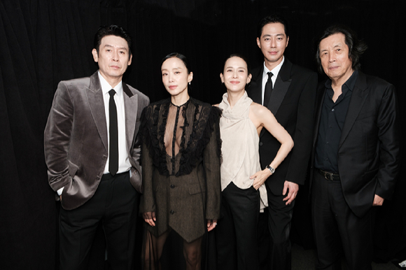 설경구와 이창동 감독이 파리 시어터(The Paris Theater)에서 열린 '박하사탕' 4K 상영회에 참석했다. [사진=넷플릭스]