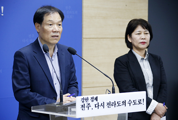 최락기 전주문화재단 대표이사가 미래문화축제 팔복 축제와 관련해 기자회견을 갖고 있다. [사진=전주시 ]