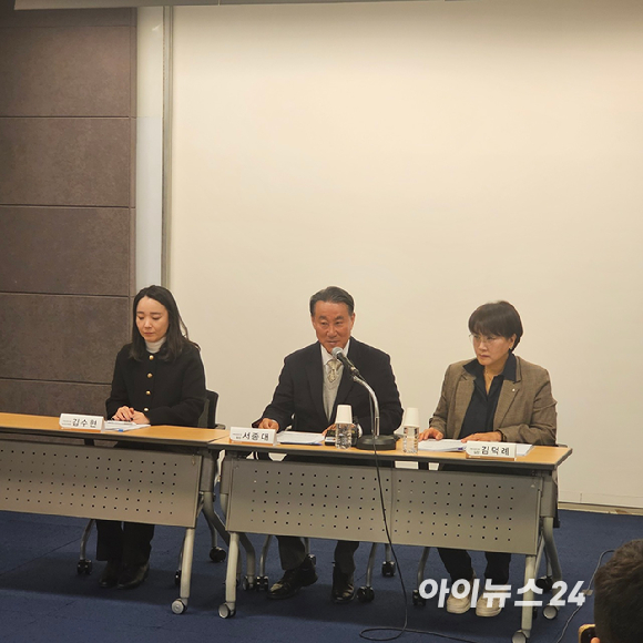 주산연이 23일 오전 대한상공회의소에서 '2026년 주택시장 전망과 정책방향'이라는 주제로 기자간담회를 열었다. 사진 왼쪽부터 김수현 부연구위원, 서종대 원장, 김덕례 실장. [사진=이효정 기자 ]