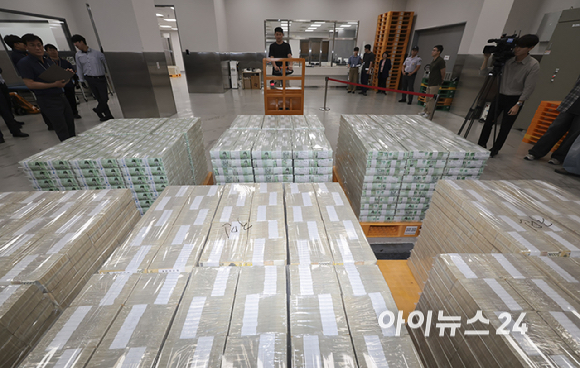 30일 서울 중구 한국은행 화폐수납장에서 관계자들이 추석 화폐 공급을 하고 있다. [사진=사진공동취재단]
