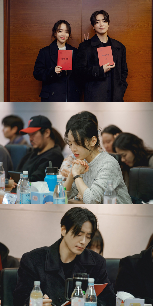 배우 신혜선과 이준혁이 넷플릭스 '레이디 두아' 대본리딩에 임하고 있다. [사진=넷플릭스]