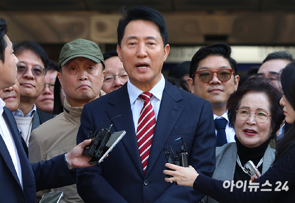 여론조사비 대납 의혹으로 재판에 넘겨진 오세훈 서울시장이 23일 오후 서울 서초구 서울고등법원에서 열린 정치자금법 위반 혐의 항소심 선고기일에서 무죄 판결을 받고 관련 입장을 밝히고 있다. [사진=곽영래 기자]