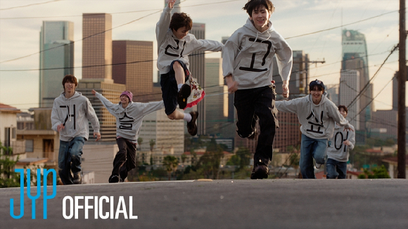 '4월 컴백' 킥플립, 튀어 오르는 유쾌 발랄 에너지…'눈에 거슬리고 싶어'