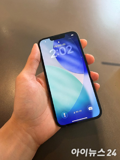 [써보니] 아이폰 17e..."용량은 두 배 가격은 그대로"