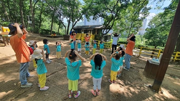 유아숲체험원에서 아이들이 체험을 하고 있다. [사진=김천시]
