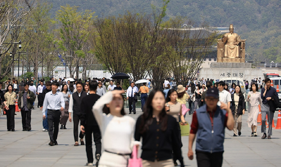 점심시간을 이용해 서울 광화문 광장으로 나온 주변 직장인들과 시민, 관광객들이 광장을 가득 채우고 있다. [사진=연합뉴스]