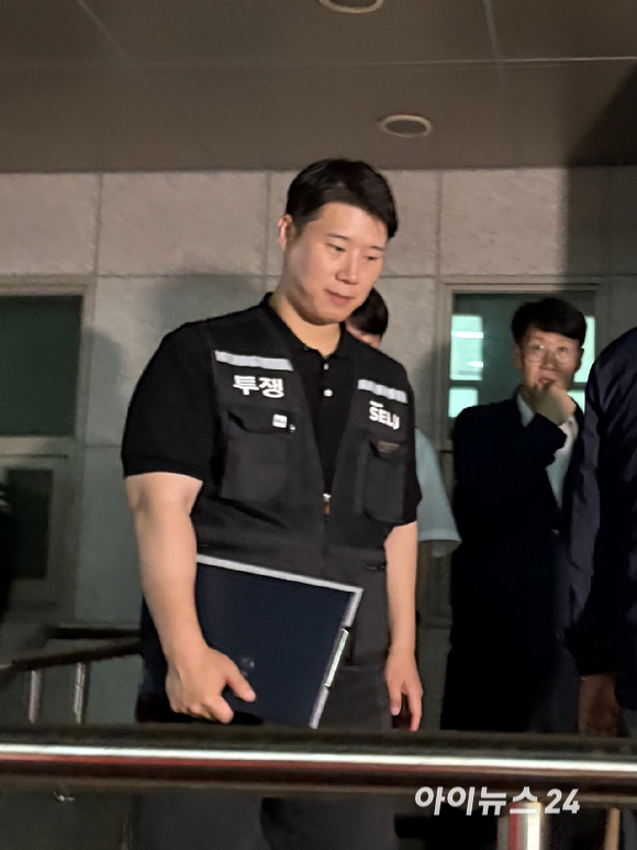 여명구 삼성전자 부사장과 최승호 초기업노조 삼성전자 지부 위원장이 20일 수원 경기고용노동청에서 열린 노사 대화를 마치고 손을 맞잡고 있다. [사진=권서아 기자]