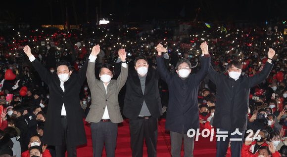 공식선거운동 마지막날인 8일 윤석열 국민의힘 대선 후보가 서울시청광장에서 마지막 유세를 마치며 (왼쪽부터)원희룡 국민의힘 선거대책본부 정책본부장, 안철수 국민의당 대표, 유승민 전 의원, 이준석 국민의힘 당대표와 포즈를 취하고 있다. [사진=국회사진취재단]