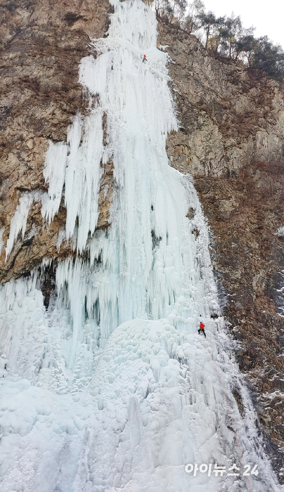 18일 강원도 원주시 지정면 판대리 판대 아이스파크에서 클라이머들이 빙벽등반을 즐기고 있다. [사진=정소희 기자]
