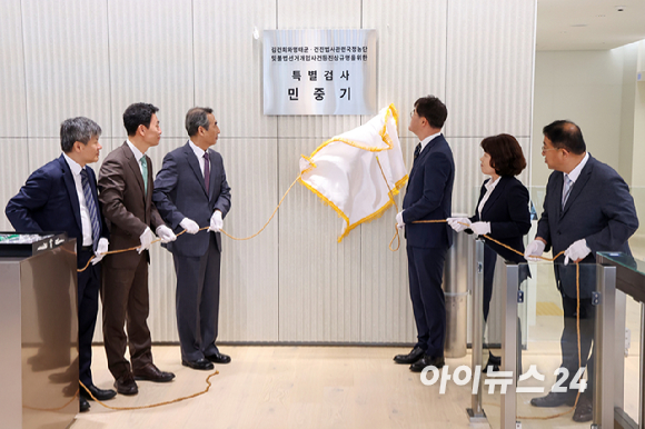윤석열 전 대통령의 부인 김건희 여사 의혹 관련 사건을 맡은 민중기 특별검사가 2일 오전 서울 종로구 KT광화문빌딩 웨스트에 마련된 특검 사무실에서 현판 제막을 마친 뒤 발언을 하고 있다. [사진=정소희 기자]