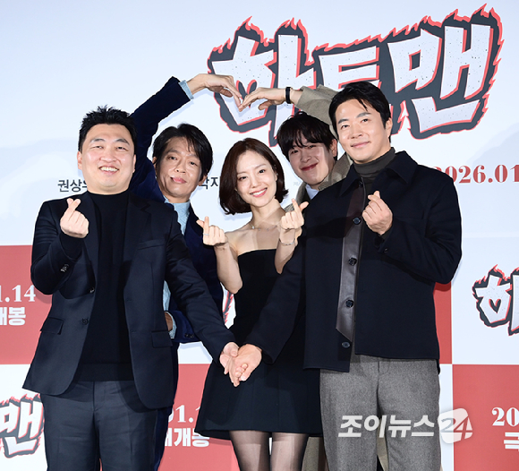 최원섭 감독-배우 박지환-문채원-표지훈-권상우가 11일 오전 서울 광진구 자양동 롯데시네마 건대입구점에서 열린 영화 '하트맨'(감독 최원섭) 제작보고회에 참석하고 있다. [사진=정소희 기자]