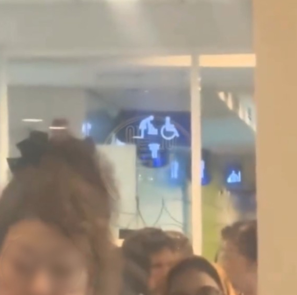 자녀를 쓰레기통에 용변을 보도록 한 부모의 모습. [사진=스레드 갈무리 ]