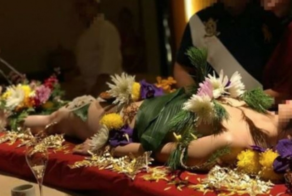 대만에서 여성의 알몸 위에 초밥 등 음식을 올려놓은 '누드 스시'가 판매되고 있는 가운데, 반인간적이라는 비판이 들끓고 있다. 사진은 SNS에 공개된 누드 스시. [사진=온라인 커뮤니티 캡처]