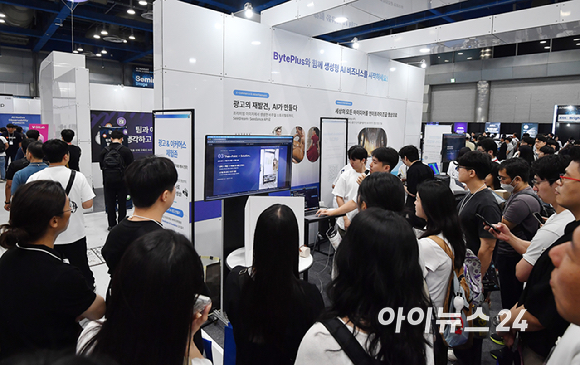 19일 서울 강남구 코엑스에서 열린 '2026 AI 서밋 서울 앤 엑스포(AISE 2026)'에서 관람객들이 부스를 둘러보고 있다. [사진=곽영래 기자]