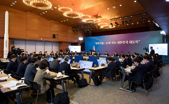 14일 오전 서울 중구 서울중앙우체국에서 열린 '우주항공청, 과학기술원, 정보통신기술분야 업무보고' 에서 배경훈 부총리 겸 과학기술정보통신부 장관의 발언이 'KTV' 에서 생중계 되고 있다. [사진=과학기술정보통신]