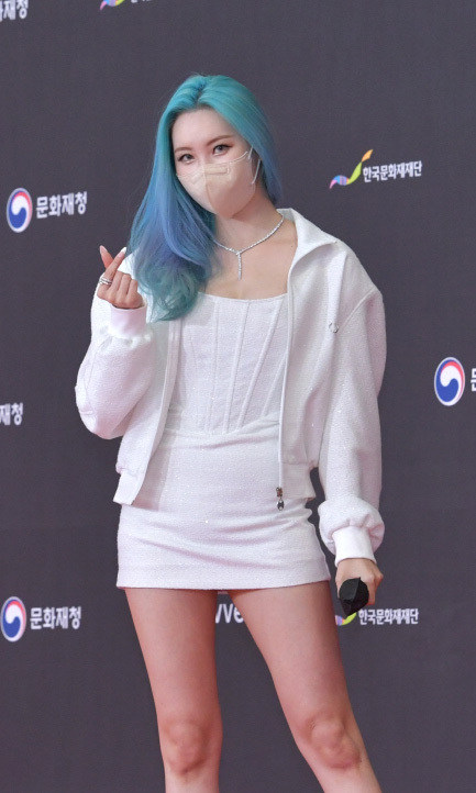 가수 선미가 17일 서울 영등포구 여의도 KBS에서 열린 '2021 KBS 가요대축제'에 참석해 포토타임을 갖고 있다. [사진=KBS]