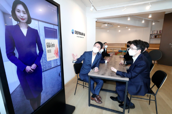 서울 강남의 딥브레인AI 사옥에서 KT AI/BigData사업본부 최준기 본부장(오른쪽)이 딥브레인AI 장세영 대표이사에게 AI 휴먼에 대한 설명을 듣고 있다. [사진=KT]