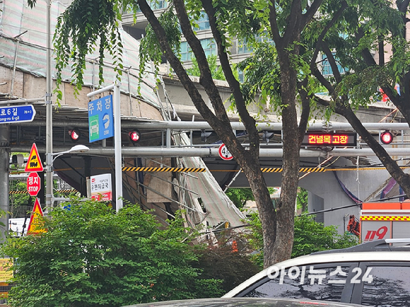 26일 정원오 더불어민주당 서울시장 후보가 서울 서대문구 서소문 고가 차도 철거공사 붕괴사고 현장을 찾아 질문에 답하고 있다. [사진=홍성효 기자]