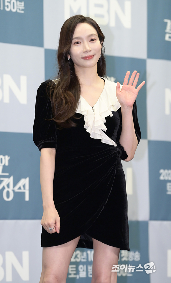 배우 이민영이 26일 오후 서울 마포구 상암동 스탠포드호텔에서 열린 MBN 새 주말 미니시리즈 '완벽한 결혼의 정석' 제작발표회에 참석하고 있다. [사진=정소희 기자]