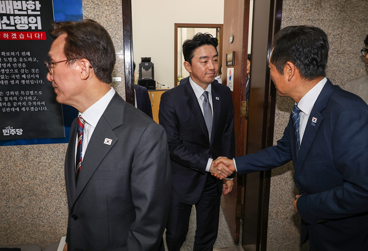 더불어민주당 정청래 대표(오른쪽)와 김민석 국무총리(왼쪽), 강훈식 대통령 비서실장이 25일 국회 민주당 대표실에서 금융정책ㆍ감독분리 관련 긴급 고위 당ㆍ정ㆍ대 회의를 마친 뒤 빠져 나오고 있다. 2025.9.25 [사진=연합뉴스]
