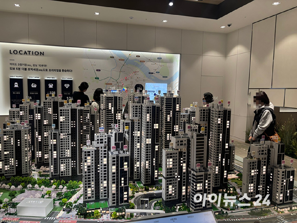 평균 분양가는 3.3㎡당 약 5400만원으로, 전용 51㎡ 12억4000만원부터 84㎡ 20억1000만원 수준이다. 분양가상한제는 적용되지 않아 거주 의무가 없고 중도금 대출은 60%까지 가능하다. 사진은 전용 84㎡ 유니트 내부 모습. [사진=김민지 기자]