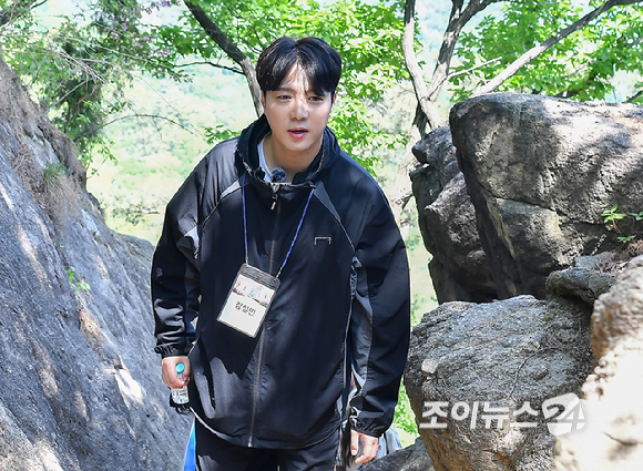 가수 강설민이 25일 서울 강북구 북한산에서 열린 산악인 오은선 대장과 함께하는 '제13회 희망찾기 등산&middot;트레킹 교실'에서 진달래 능선을 걷고 있다. [사진=곽영래 기자]