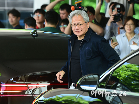 젠슨 황 엔비디아 최고경영자(CEO)가 5일 오후 전세기를 통해 서울김포비즈니스항공센터로 입국하고 있다. [사진=정소희 기자]
