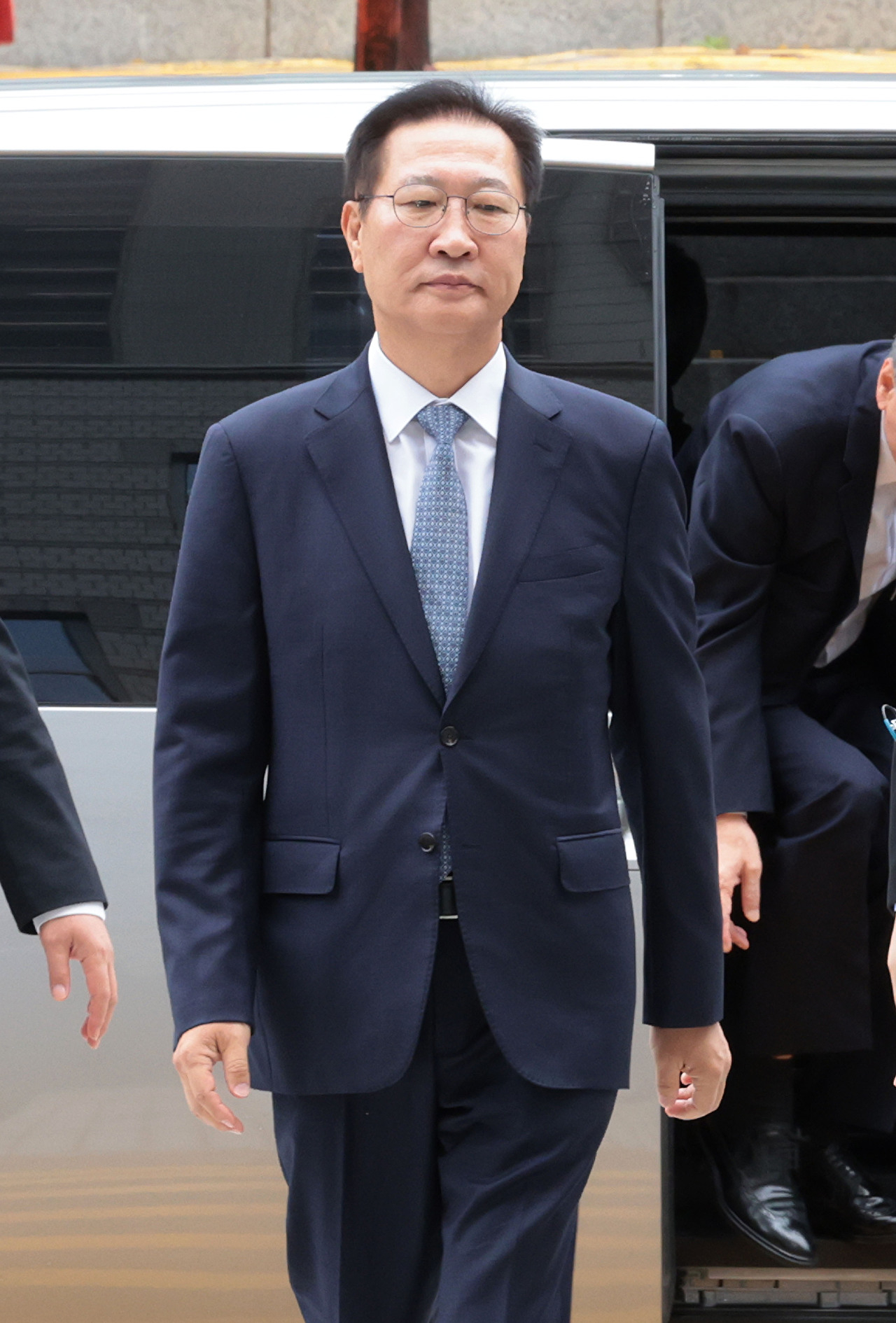윤석열 전 대통령의 12·3 비상계엄 선포를 방조·가담한 혐의를 받는 박성재 전 법무부 장관이 14일 구속 전 피의자 심문(영장실질심사)을 받기 위해 서울 서초구 서울중앙지방법원으로 들어서고 있다. 2025.10.14 [사진=연합뉴스]