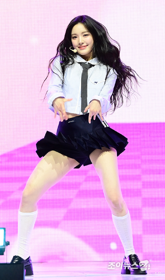 그룹 하츠투하츠 유하가 24일 오후 서울 광진구 예스24라이브홀에서 열린 하츠투하츠(Hearts2Hearts) 첫 번째 싱글앨범 '더 체이스' 발매 기념 쇼케이스에서 데뷔곡 '더 체이스' 무대를 선보이고 있다. [사진=정소희 기자]