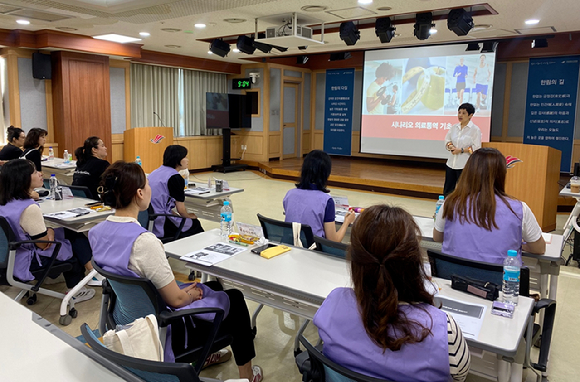 서울시가 이주여성을 대상으로 출산과 육아 지원을 확대하고 의료통역 서비스도 강화한다. 사진은 지난해 열린 '제9기 신규 의료통역사 양성 과정 교육'의 모습. [사진=서울시]