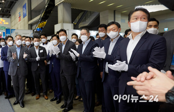 8일 경기도 고양시 킨텍스 제2전시장에서 열린 '2021 수소모빌리티+쇼'에서 기업 총수들이 코오롱 부스를 둘러보고 있다. (왼쪽부터)정의선 현대자동차그룹 회장-이규호 코오롱그룹 부사장-허정석 일진홀딩스 부회장-정기선 현대중공업지주 부사장-조현상 효성그룹 부회장-신동빈 롯데그룹 회장-최태원 SK그룹 회장.