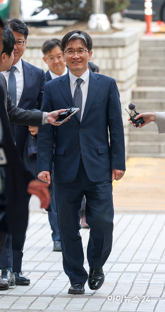 해병대 순직 사건 외압 의혹과 관련해 수사를 방해했다는 혐의로 기소된 오동운 고위공직자범죄수사처 처장이 2일 서울 서초구 서울중앙지방법원에서 열린 공판에 출석하고 있다. [사진=사진공동취재단]