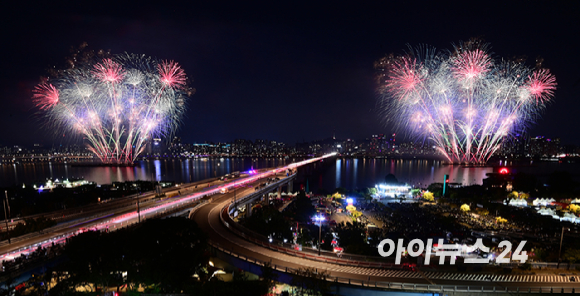 27일 저녁 서울 여의도 한강공원 일대에서 열린 '한화와 함께하는 서울세계불꽃축제 2025'에서 이탈리아팀의 불꽃 연출이 밤 하늘을 수 놓고 있다. [사진=정소희 기자]
