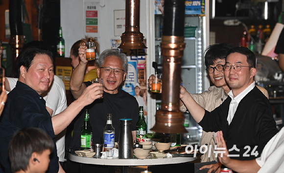젠슨 황 엔비디아 최고경영자(CEO)가 5일 서울 마포구 서교동의 한 고깃집에서 최태원 SK회장, 구광모 LG회장, 이해진 네이버 의장과 삼겹살 회동을 하고 있다. [사진=곽영래 기자]
