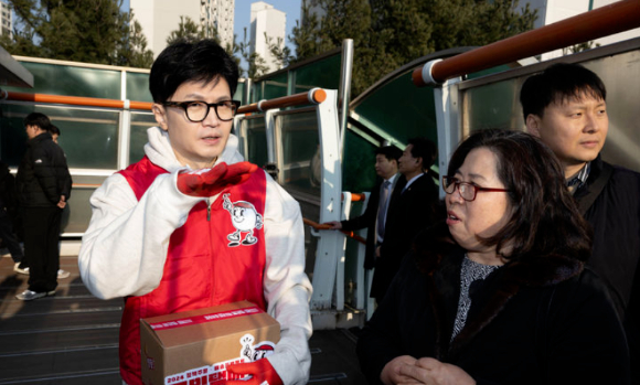 한동훈 국민의힘 비상대책위원장이 31일 경기 수원시 천천동보도육교에서 지역 주민과 동행하며 애로 사항을 청취하고 있다. (공동취재)  [사진=뉴시스]