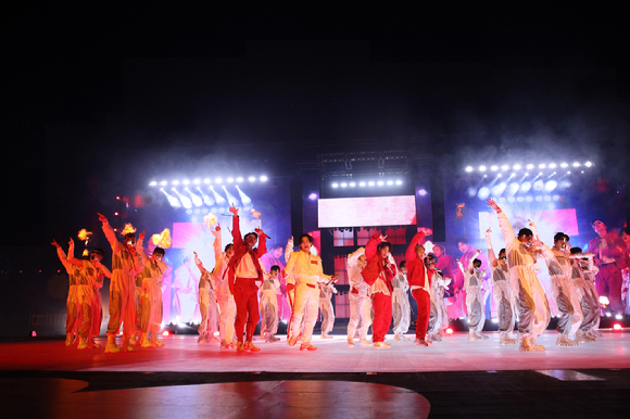 그룹 방탄소년단이 10일 오후 7시 서울 종합운동장 주경기장에서 열린 'BTS PERMISSION TO DANCE ON STAGE - SEOUL'에서 무대를 펼치고 있다. [사진=빅히트뮤직]